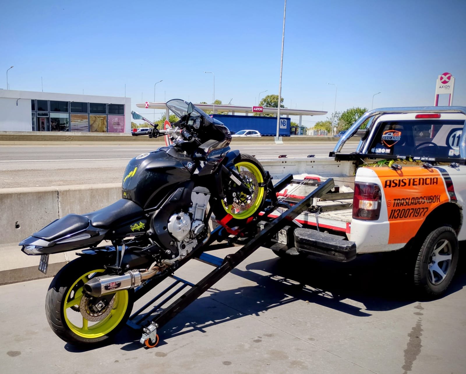 Moto sobre rampa de la camioneta de traslados